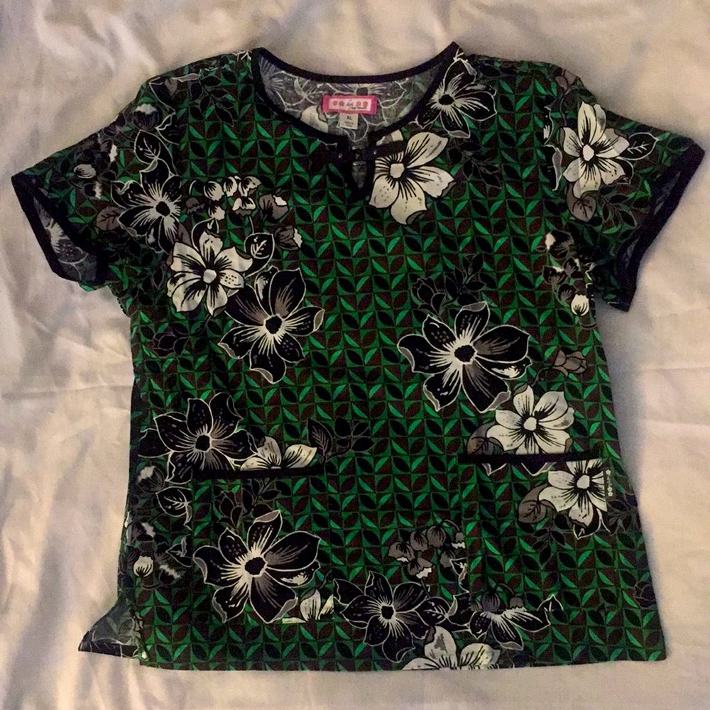 Koi Kathy Peterson Floral Scrub Top with Leather Like Accents XL